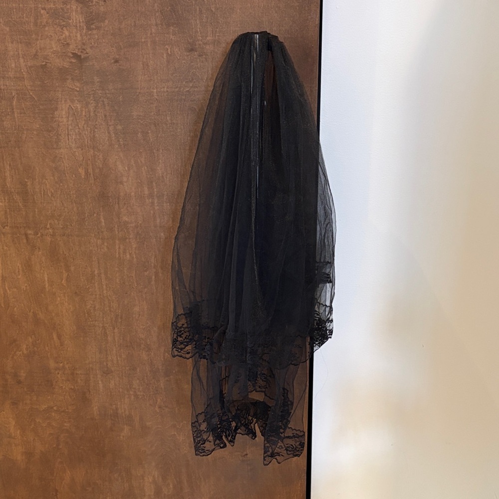 Elegant Black Lace Veil